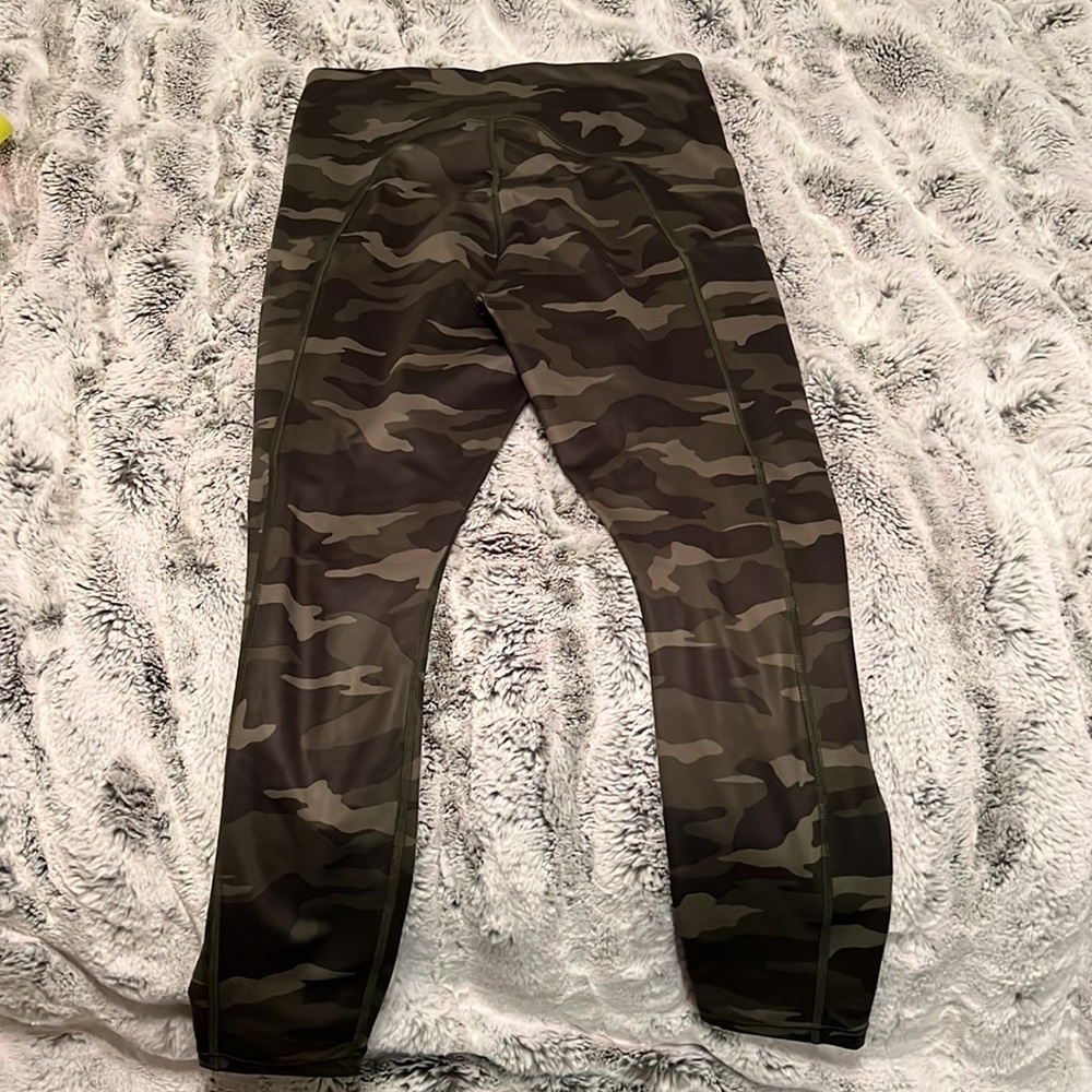 Athleta 7/8 ultimate camo tight - Picture 4 of 6